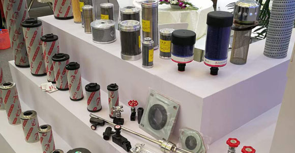 液壓油對液壓過濾器的使用壽命有何影響？要想知道這個答案那就要對液壓過濾器有了解才行，下面朝日液壓小編就給你整理一些有關(guān)液壓過濾器中液壓油的知識點哦。